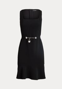 Czarna sukienka z kwadratowym dekoltem i rozkloszowanym dołem, zdobiona srebrnym paskiem z zamkiem. Gładka faktura materiału.