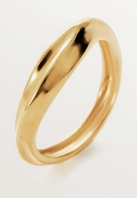 Anillo de oro con una superficie lisa y pulida y un diseño ligeramente torcido. Presenta una banda redondeada y una forma minimalista y sin costuras.