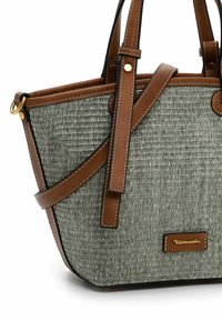 Borsa a tracolla grigia intrecciata con dettagli in finta pelle marrone. Presenta doppi manici, una tracolla regolabile e dettagli in metallo dorato.
