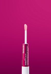StriVectin Double Fix für Lippen in einer glänzenden rosa Tube mit einem weißen Applikator, ausgestattet mit einer sanften, durchsichtigen, rosa Lippenbehandlung.