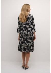 Kaffe KAHERA AMBER - Dnevna haljina - black/white leaf print