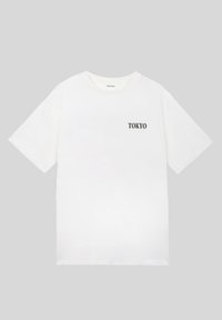Λευκό T-shirt με κοντά μανίκια και την επιγραφή "TOKYO" σε μαύρο στην αριστερή πλευρά του στήθους, απλωμένο επίπεδο σε γκρι ανοιχτό φόντο.