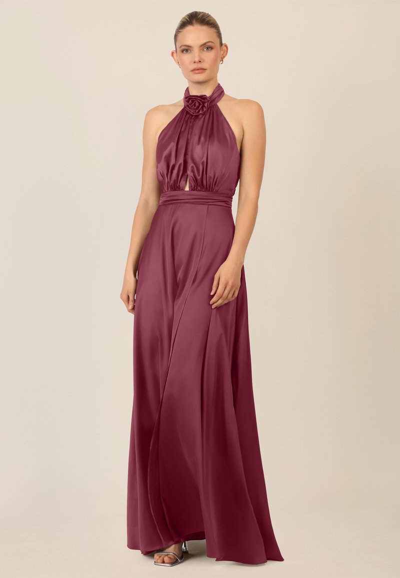 Maxikleid aus tiefburgunderfarbenem Satin mit Hals-über-Kopf-Trägern, Rosendetails, Ausschnitt in der Taille und fließendem Stoff, der bis zum Boden reicht.