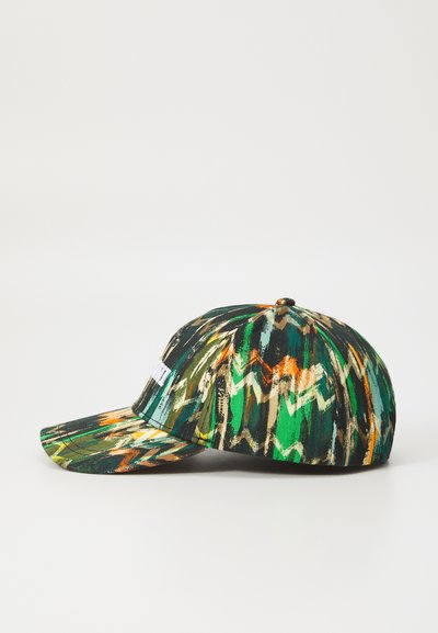 Casquette multicolore avec un motif en zigzag vert, noir et orange. Fabriquée en tissu texturé, elle possède une visière courbée et une sangle ajustable.
