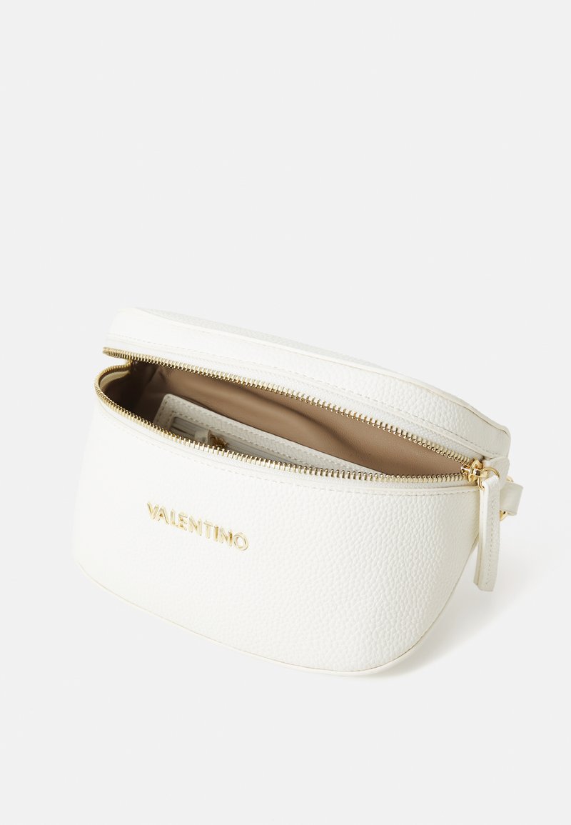 Weißes Lederetui mit strukturiertem Finish, goldenem Reißverschluss und geprägtem "Valentino"-Logo auf der Vorderseite. Das Innere hat eine weiche beige Fütterung.