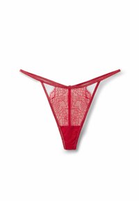 Tanga en dentelle rouge avec panneaux en dentelle transparente, bretelles fines et avant en tissu lisse. Présente un motif complexe en dentelle florale et une couverture minimale.