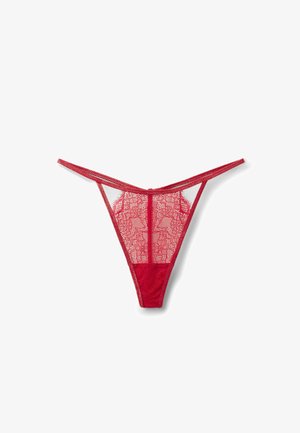 Tanga rojo de encaje con paneles de encaje transparente, tirantes estrechos y una parte frontal de tela lisa. Presenta un intrincado patrón floral de encaje y una cobertura mínima.