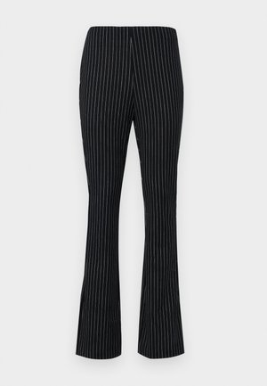 Pantalons noirs évasés avec des rayures verticales blanches, dotés d'une taille élastique et d'une finition en tissu lisse et texturé.