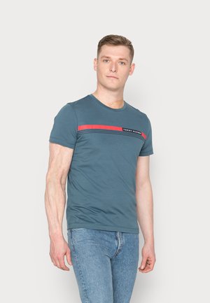 CORP CHEST FRONT LOGO TEE - T-shirt z nadrukiem - charcoal blue