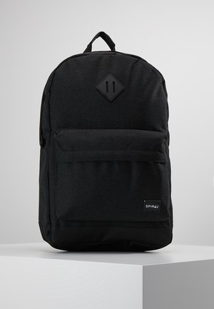 Sac à dos noir de la marque Spiral avec poche avant zippée et poignée supérieure sur fond uni clair.