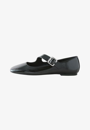 Chaussure plate Mary Jane en cuir verni noir avec une bride à boucle argentée et un bout arrondi.