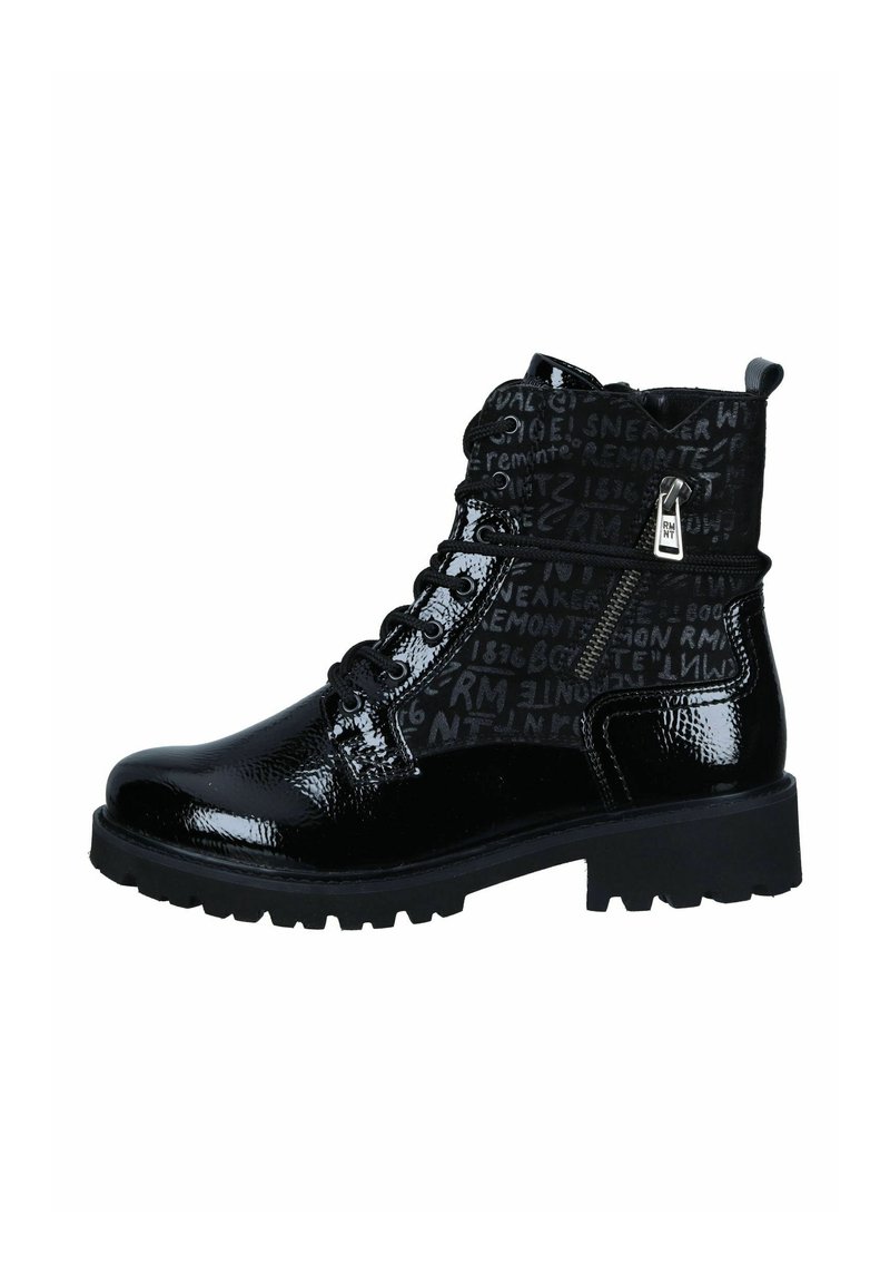 Bottines noires avec un dessus en cuir verni brillant, tissu texturé avec des lettres noires, laçage à l'avant et fermeture éclair. Semelle épaisse.