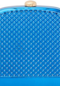 Modrá texturovaná kabelka na clutch s řadou vyvýšených bublin na povrchu a zlatým zapínáním. Elegantní design s lesklým povrchem.