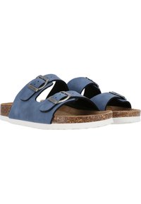 Blaue Wildledersandalen mit zwei verstellbaren Metall-Schnallen, Korkfußbett und weißer Gummisohle. Offenes Design an der Zehenpartie für Atmungsaktivität.
