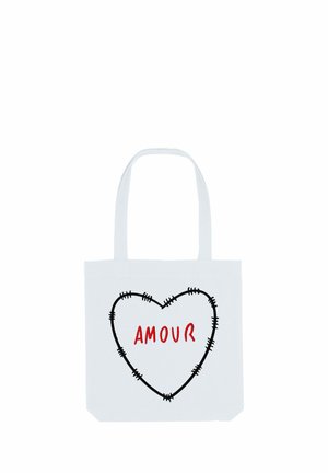 Borsa tote in tela bianca con un contorno di cuore cucito in nero e la parola "AMOUR" centrata all'interno del cuore in rosso.