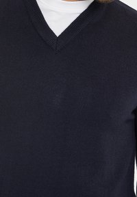 Threadbare Sweter