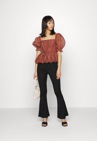 Glamorous Petite BABYDOLL - Blusa - redwood organza