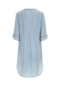 Lichtblauwe denim shirtjurk met driekwartmouwen, opgerolde manchetten, een ronde halslijn en een afgeronde zoom. Naaddetails op de achterkant.