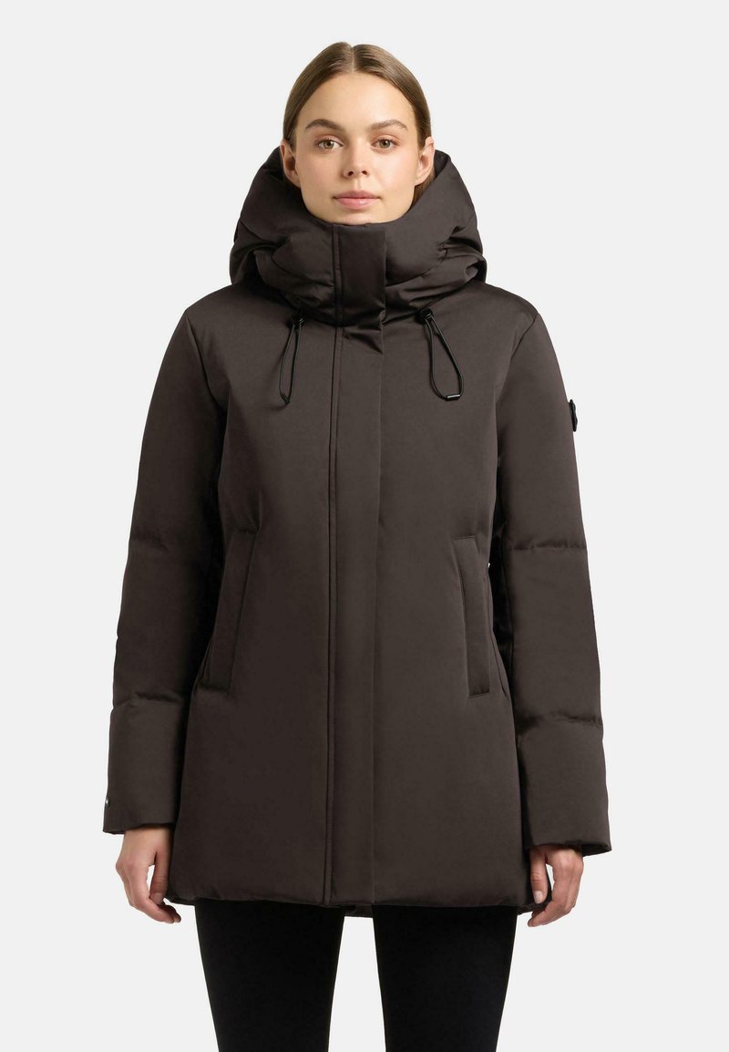 Piumino marrone con colletto alto e cappuccio ampio, dotato di coulisse regolabile e tasche laterali. Tessuto liscio e isolato.
