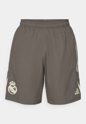 Calções atléticos cinzentos com um cós elástico, riscas laterais verde claro e um logotipo branco do Real Madrid na bainha esquerda.