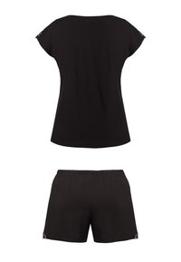 Dwuczęściowy czarny zestaw do noszenia w domu wykonany z miękkiego materiału. Zawiera luźną bluzkę z krótkim rękawem oraz szorty z elastycznym paskiem i koronkowymi zdobieniami.