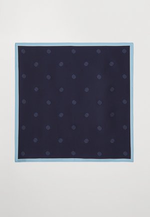 Mornarska kvadratna ruta s svetlo modrim robom, z intricate modrimi vozliščnimi vzorci, enakomerno razporejenimi po blagu. Mehka tekstura.