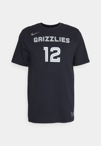 Černý sportovní dres vyrobený z texturované síťoviny. Na přední straně je nápis "GRIZZLIES" a číslo "12" v bílé barvě, s logem Nike na levém rameni.
