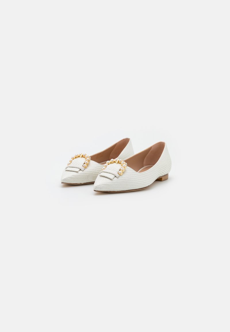 Damen Sneaker | Stuart Weitzman BUCKLE FLAT Klassischer Ballerina cream/offwhite - NT82767 Damen Sneaker | Stuart Weitzman BUCKLE FLAT Klassischer Ballerina cream/offwhite - NT82767