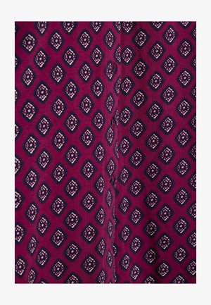 Tessuto viola con un motivo geometrico a diamante in blu navy, crema e rosa chiaro, caratterizzato da una morbida texture e una leggera lucentezza.