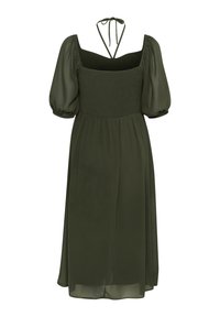 Rochie verde măslinie cu decolteu patratic, mâneci bufante, bust smockat și fustă fluidă. Materialul pare ușor și moale.