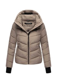 Taupe gewatteerde winterjas met hoge kraag, zwarte binnenmanschetten, voorkant met ritssluiting en ritszakken aan de zijkanten, met het merk 'MARIKOO' binnenin de kraag.