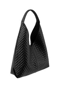 Juoda odinė rankinė su pintu raštu, trikampės formos ir viena plačia dirželiu nešiojimui ant peties.