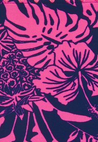 Fettes dunkellila tropisches Blumenmuster auf leuchtendem pinkfarbenem Stoff mit großen Hibiskusblüten und detaillierten Blättern.