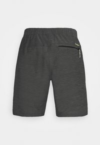 Graue Shorts aus einem strukturierten Material, mit einem elastischen Bund und einer Reißverschluss-Gesäßtasche mit einem kontrastierenden Zugband.