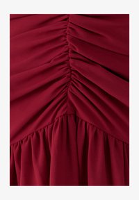 Geselecteerd, scarlet