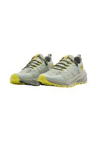 Baskets de sport grises et jaunes avec une tige en mesh respirant, une semelle texturée et un design épuré ; elles disposent d'un système de laçage rapide.