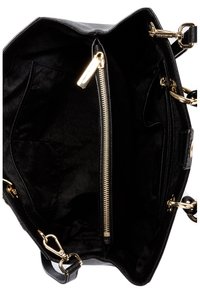 Borsa a tracolla in pelle nera con hardware dorato, dotata di un scomparto con zip e foderata con texture. Il design aperto mostra la disposizione interna.