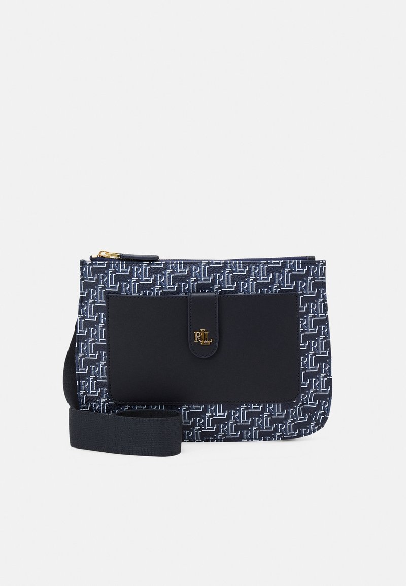Borsa a borsa blu navy con un motivo geometrico testurizzato, tasca piatta a contrasto, hardware in oro e una tracolla removibile per maggiore versatilità.