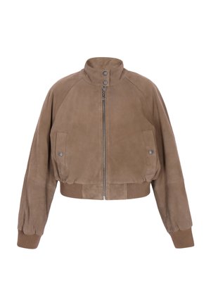 Brązowa skórzana kurtka bomberska z zamkiem błyskawicznym z przodu, ściągaczami na mankietach i dole oraz guzikami na kołnierzu i kieszeni. Gładka faktura.