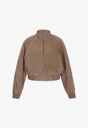 Brązowa skórzana kurtka bomberska z zamkiem błyskawicznym z przodu, ściągaczami na mankietach i dole oraz guzikami na kołnierzu i kieszeni. Gładka faktura.