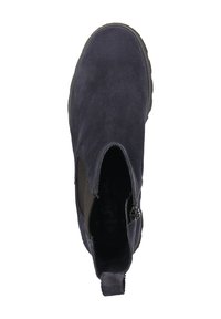 Stivale alla caviglia in camoscio navy con pannelli elastici laterali, una cerniera laterale e una suola in gomma testurizzata. Fodera interna liscia.