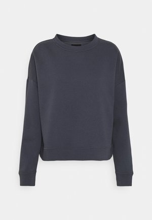 Sweat-shirt gris foncé à manches longues avec col rond, poignets et ourlet côtelés, style simple et décontracté sur fond uni.