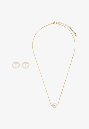 Złoty łańcuszek z naszyjnikiem, na którym znajduje się pojedyncza biała perła, w zestawie z dopasowanymi kolczykami z perłami. Gładka tekstura i minimalistyczny design.