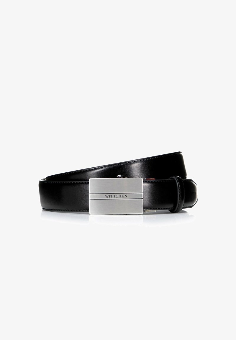 Ceinture en cuir noir avec une boucle en métal argenté rectangulaire gravée du nom de la marque "Wittchen" et de deux lignes horizontales.