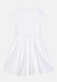 Biała sukienka z krótkimi rękawami, fakturowany materiał z kwiatowym wzorem, rozkloszowany dół oraz zasuwana na plecach.