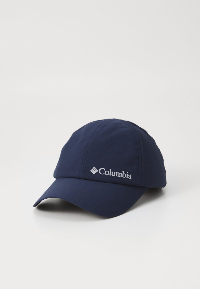 Cappello da baseball blu navy in tessuto con visiera curva. Presenta il logo bianco "Columbia" sul davanti e dettagli di cucitura visibili.