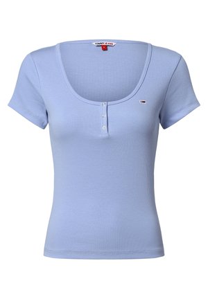 Lichtblauw geribd topje met korte mouwen, ronde hals, drieknoops plooi en klein Tommy Jeans-logo op de linkerborst.