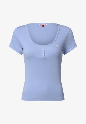 Jasnoniebieski prążkowany top z krótkim rękawem, okrągłym dekoltem, plisą z trzema guzikami i małym logo Tommy Jeans na lewej piersi.
