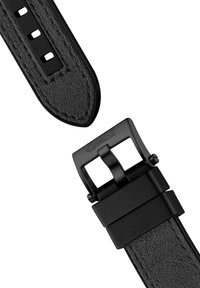 Czarny skórzany pasek do zegarka o teksturowanej powierzchni, z matową czarną metalową klamrą i przelotką, trzema otworami do regulacji oraz spiczastym końcem.