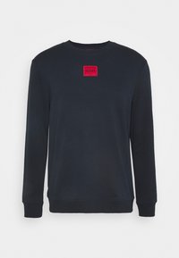 Felpa blu navy in cotone, con collo a giro, maniche lunghe e un distintivo rectangolare rosso sul petto.